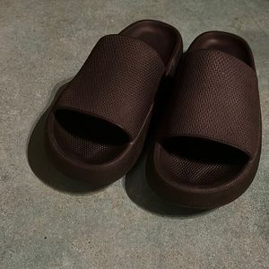 Black cloud sandals